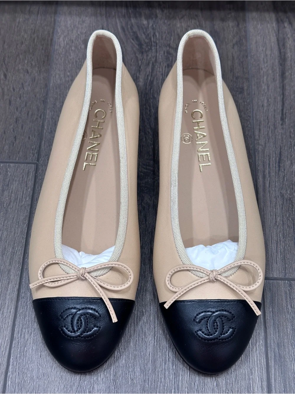 CHANEL CLASSIC CC LOGO BEIGE & BLACK LEATHER BALLET FLATS SHOES Size 37